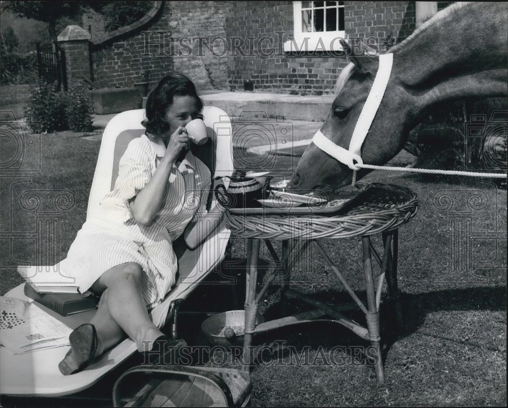 Press Photo Duchess Anne Drinking Tea With Welsh Pony Herefordshire Home - Historic Images