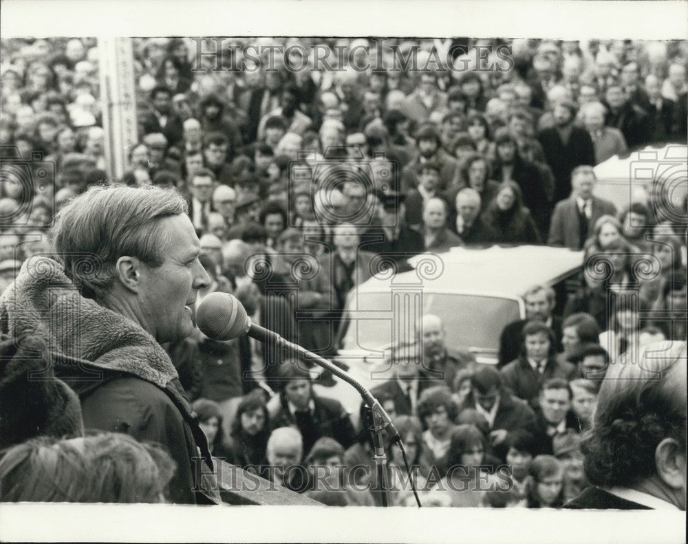 1974 Press Photo Wedgwood Benn spells out the Facts and Figures to Workers - Historic Images