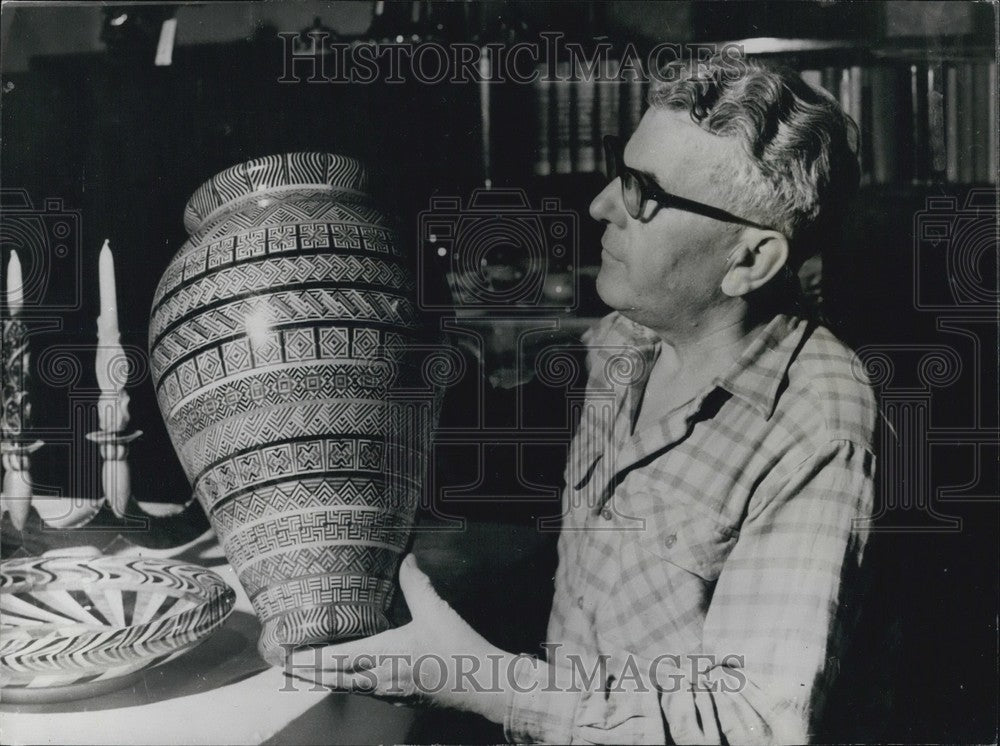 1971, Jan Vavra,makes vases from wood - KSB64231 - Historic Images