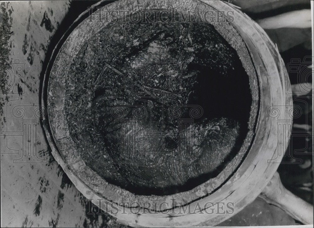 Press Photo Terry Brown in cask covered in soot &amp; grime - KSB64331 - Historic Images