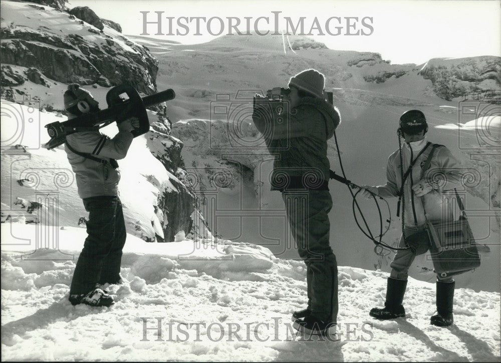 1984 Press Photo Swiss Show Avalanche-Service To A Japanese TV-team - Historic Images