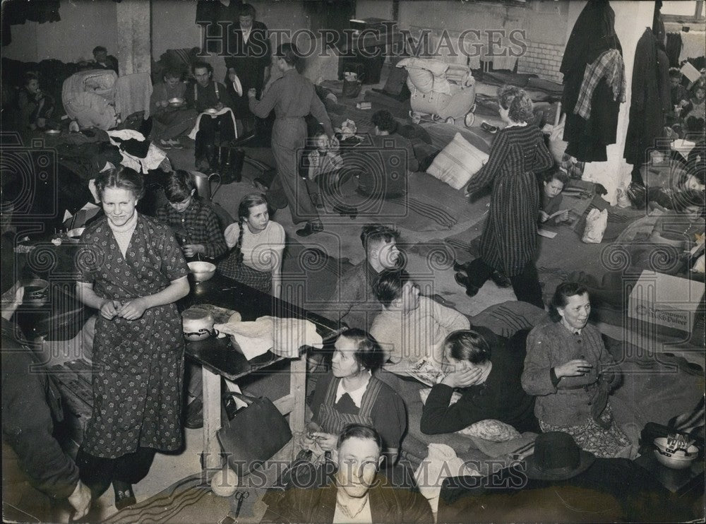 1953 Press Photo Refugees/Berlin/Refugee Committee/United Nations Relief - Historic Images