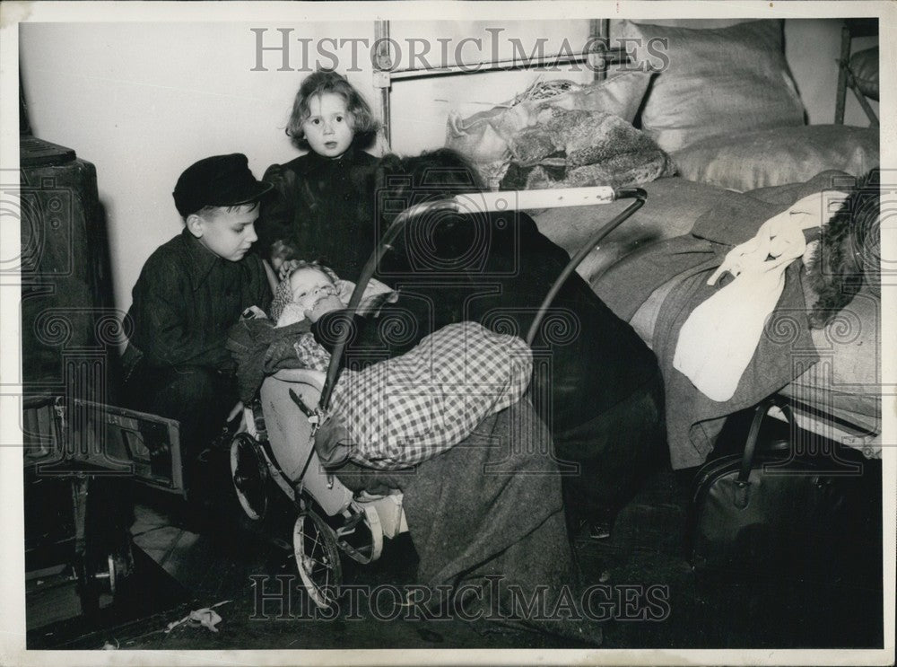 1952 Refugees/German Soviet Zone/Berlin Refugee Camp - Historic Images