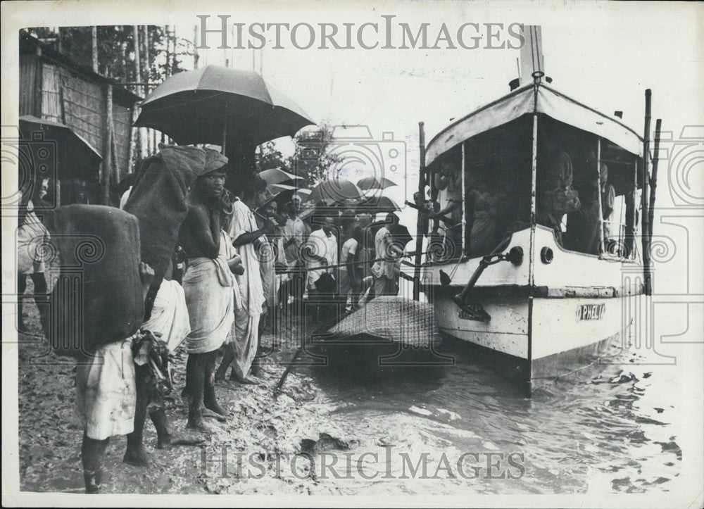 1946 Bengal riots & Gurkha troops in a launch - Historic Images
