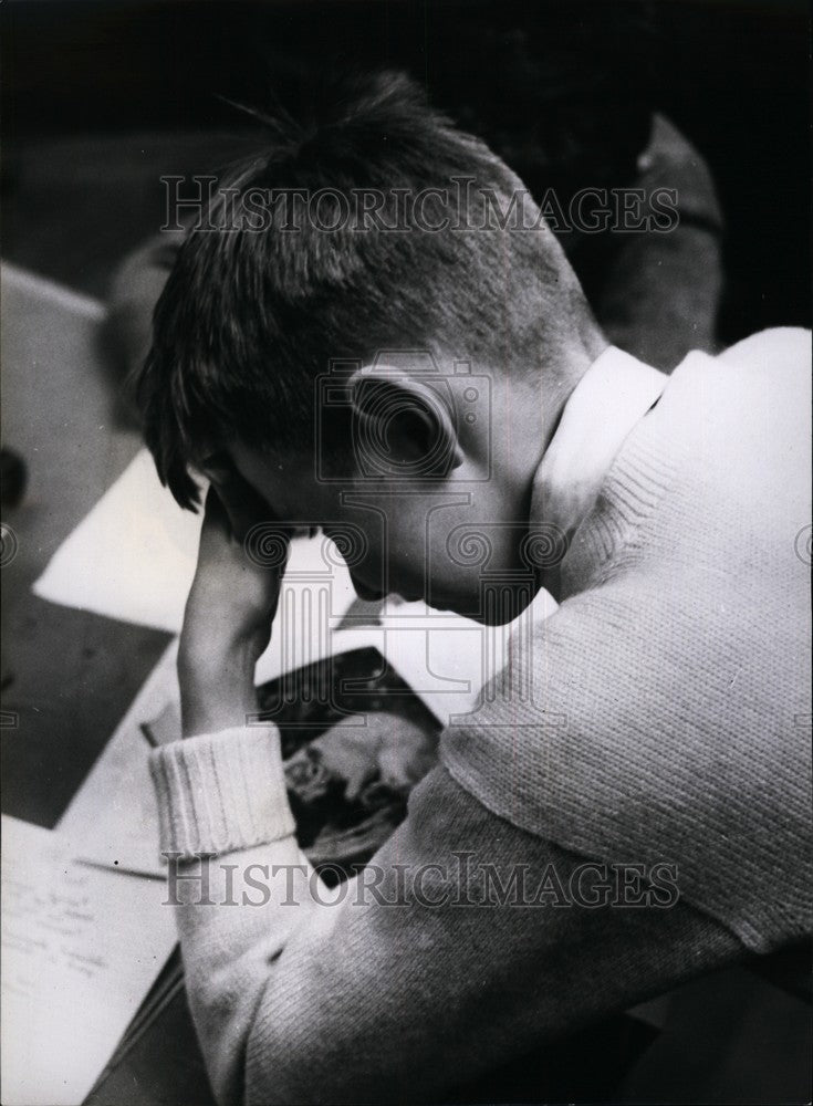 Press Photo Reg Lawm at Natural History Museum - Historic Images