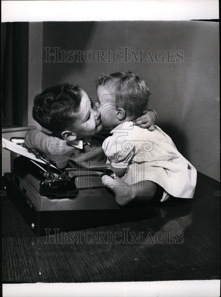 Press Photo Children at play in an office - Historic Images