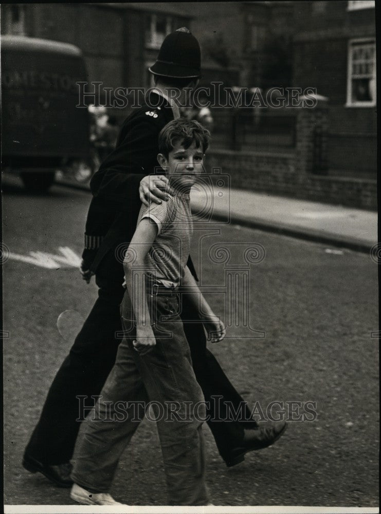 1958, Bandits Hold Up Clapham Policeman Escorts Michael Croke Witness - Historic Images