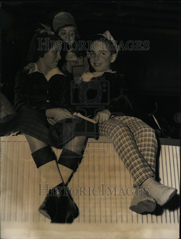 1958 Press Photo Two Little Girls Impersonating De Segur Books Heroes - Historic Images