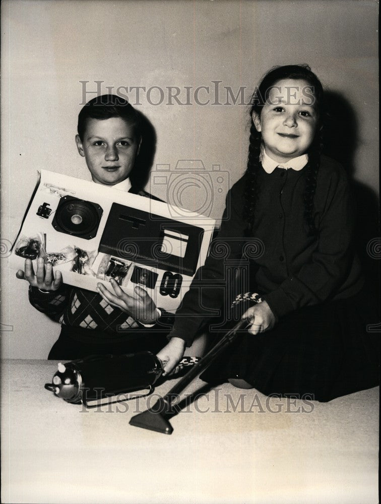 1958 Press Photo Children Holding First Prize Toys Mecano Radio Set Vacuum-Historic Images