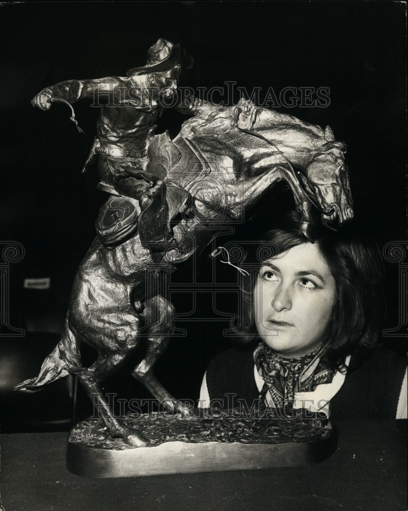 1971, Patricia Stirling Of Christie's Looks At The Bronco Buster - Historic Images