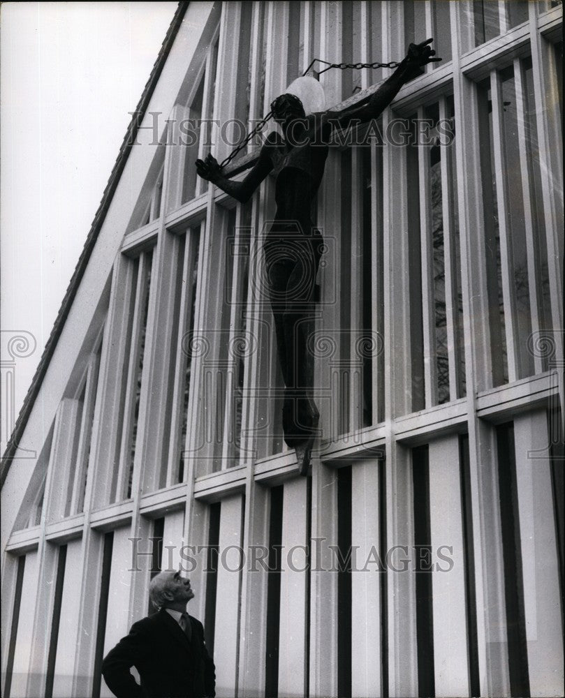 1964, Christ Figure Coal Dust Fibre Glass Sculpture At Sussex Church - Historic Images