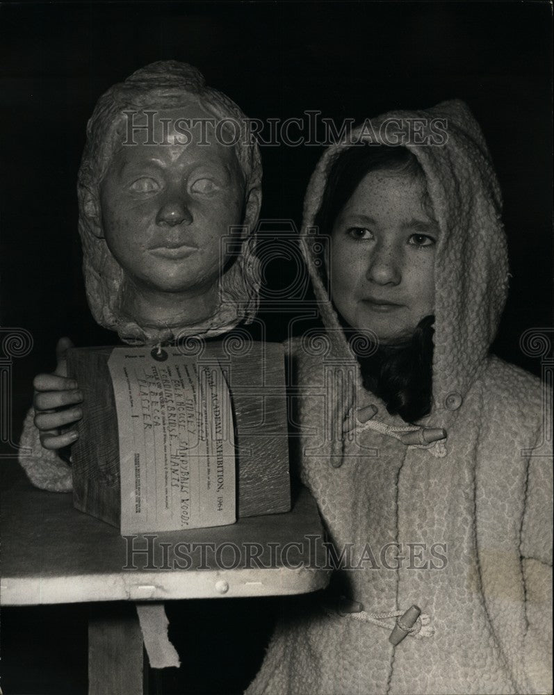 1964 Press Photo Royal Academy Rebecca Finch Handing In Father&#39;s Bust Sidney - Historic Images