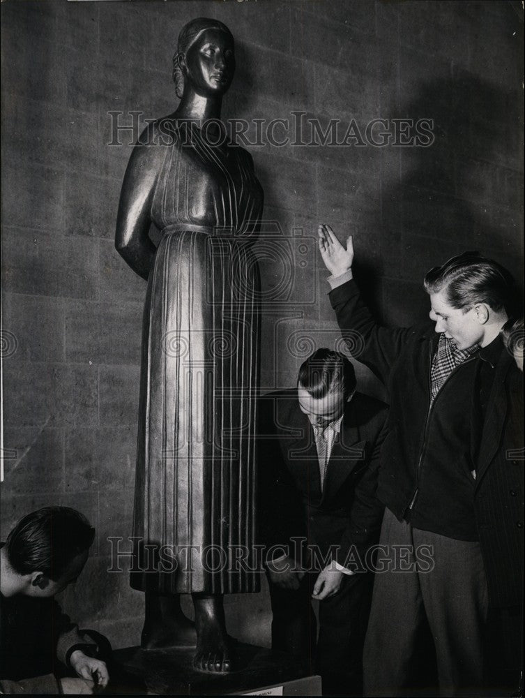 Press Photo Bronze Statue Prof. Gerhard Marcks Gisela Hamburg Museum Showing - Historic Images