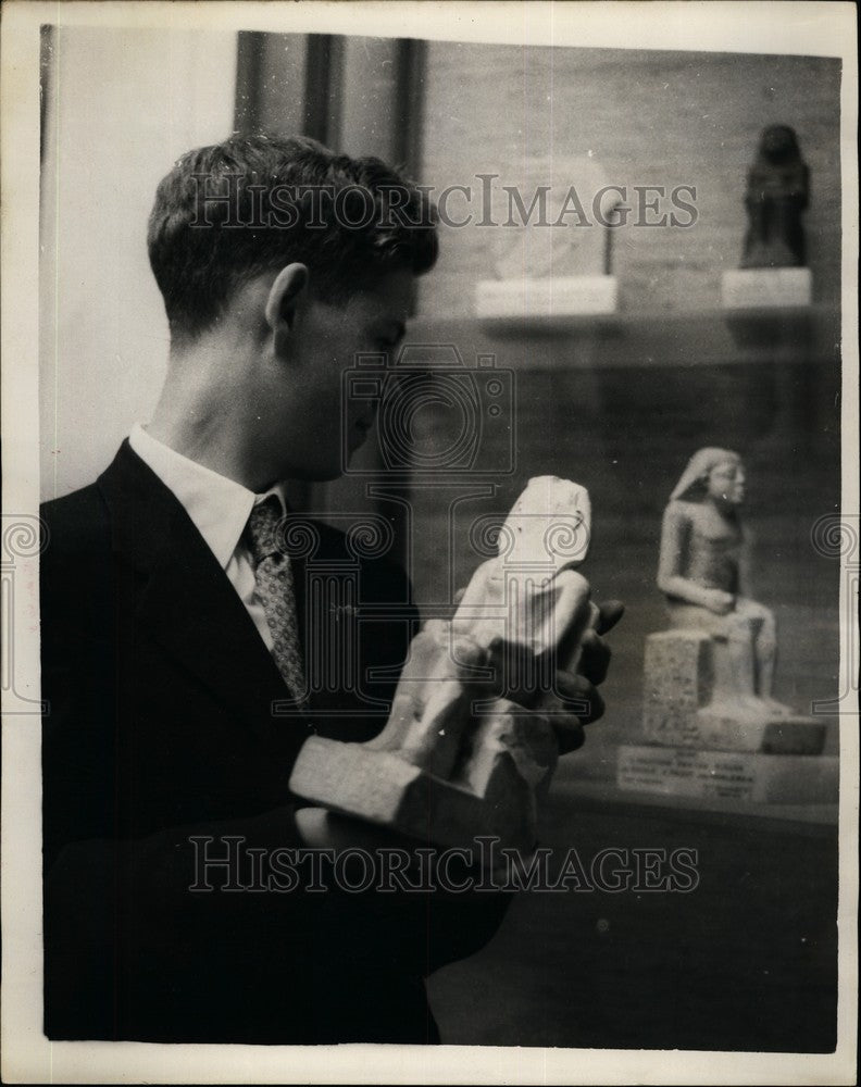 1955 Press Photo Howard Jones/Museum Exhibit/Sculpture From Egypt - Historic Images