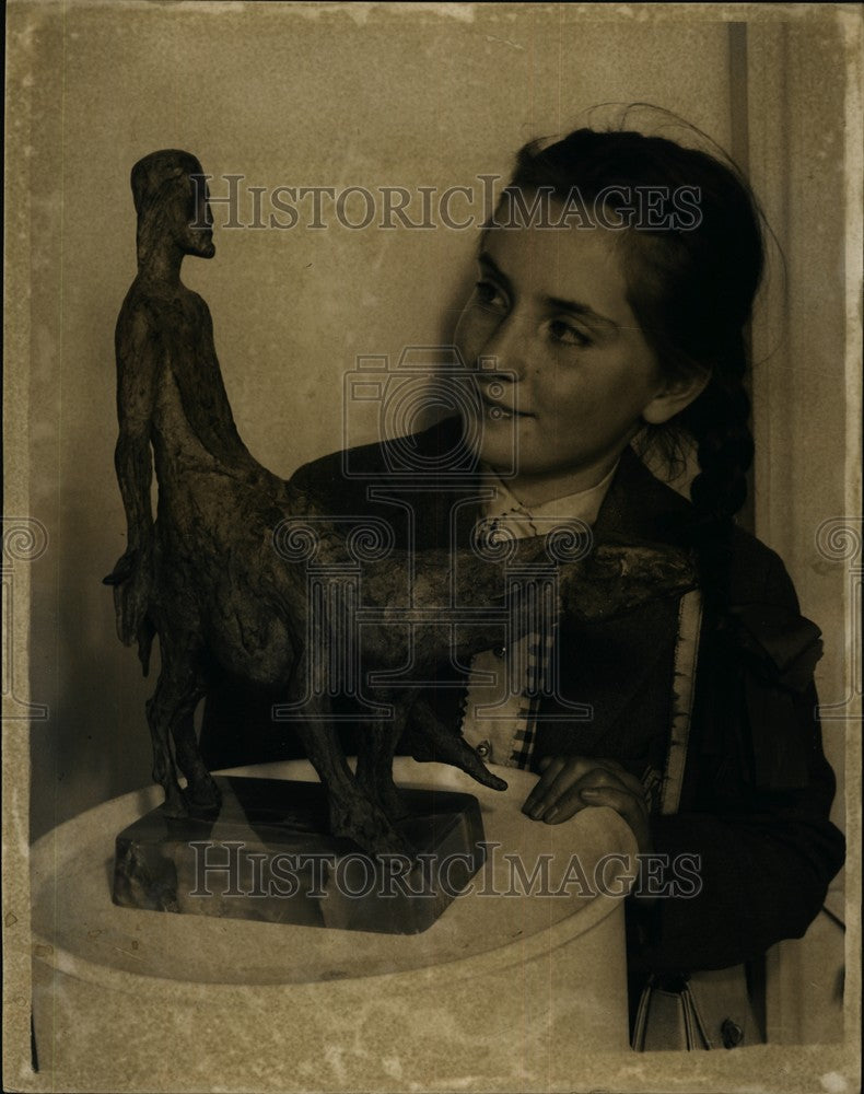 1955 Press Photo Anne Perry Gore/Bronze Sculpture/David Wynne/Entry Jerusalem-Historic Images