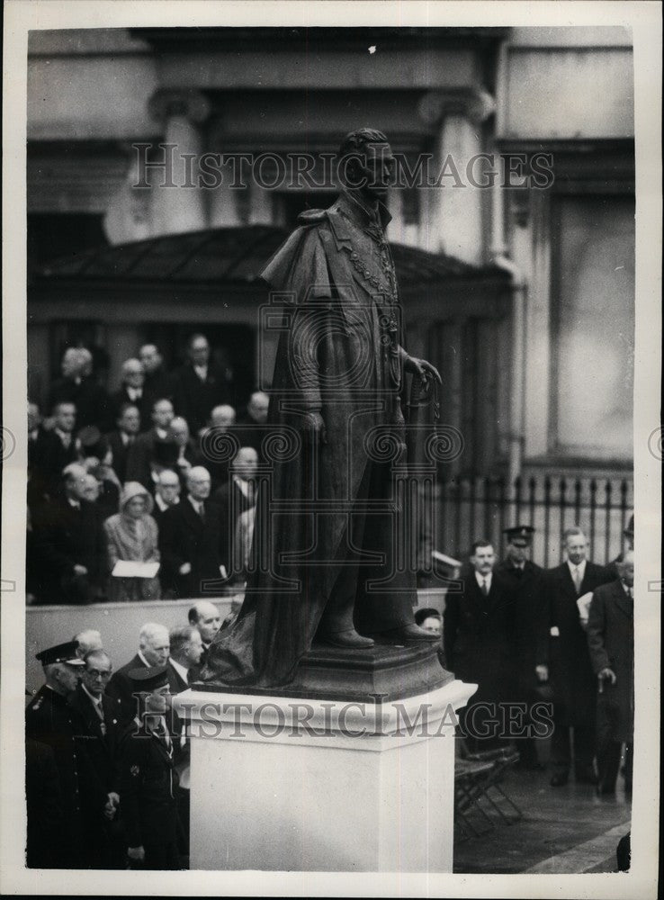 1955 Press Photo Queen Unveils Memorial Statue To Her Father - Historic Images