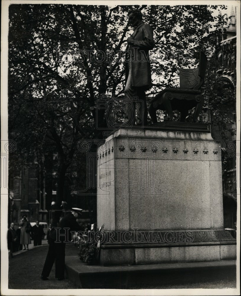 1954 Press Photo Rear Admiral Charles H. Lyman U.S. Naval Attache Wreathe Statue-Historic Images