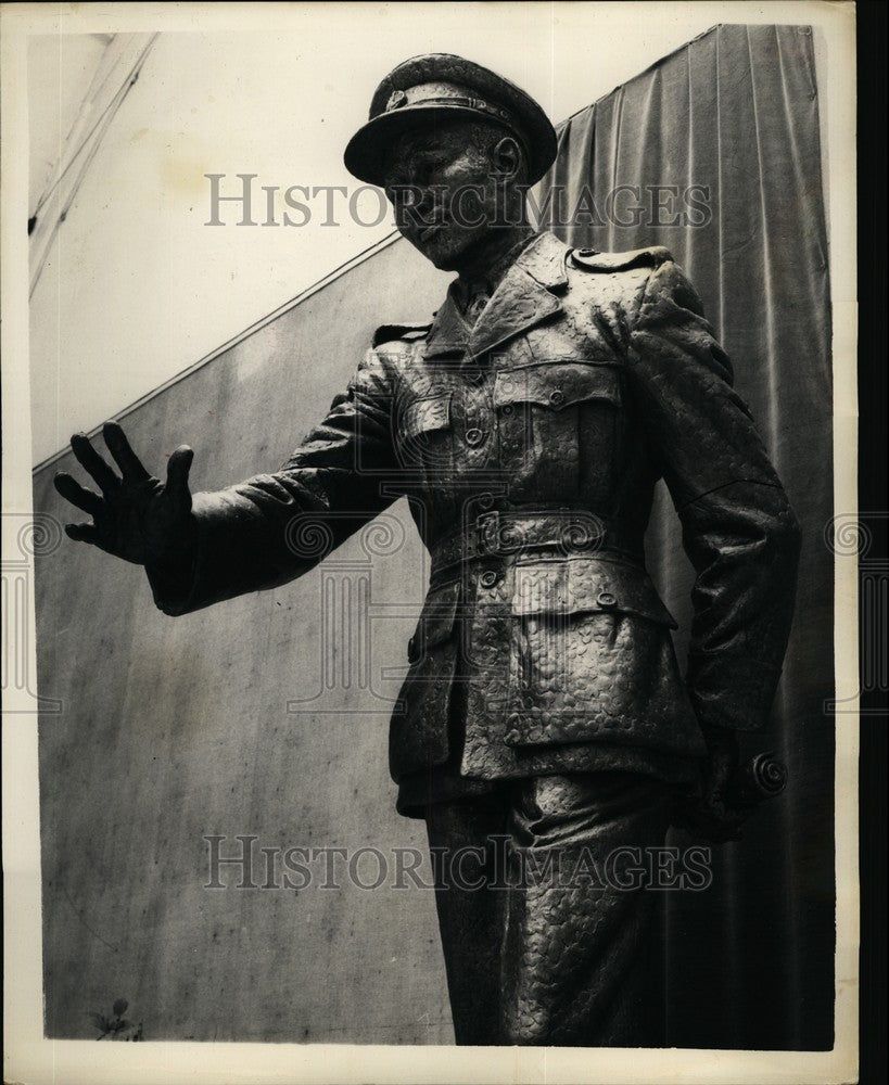 1957 Press Photo Press Preview Sculptors Exhibition Imperial Institute Bronze-Historic Images