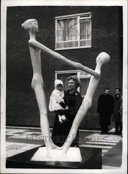 1961 Mother & Child & "Mother & Child", A Patricia Rowland Sculpture - Historic Images