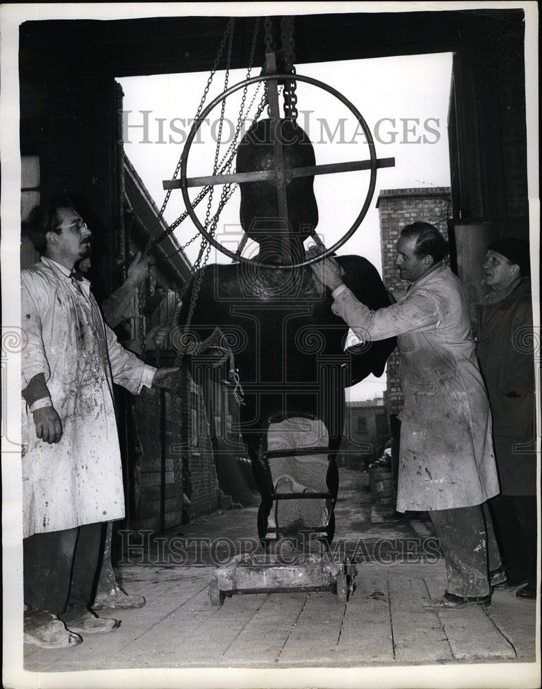 Press Photo One Ton Statue of Christ Leaves London Foundry - KSB65101 - Historic Images