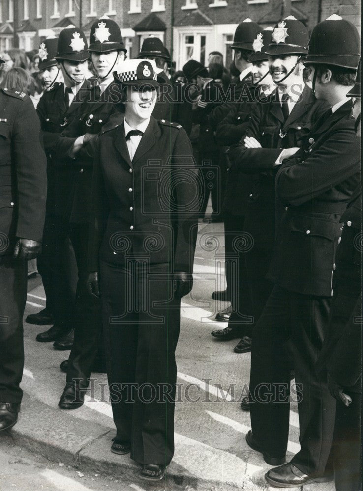 1977 WPC Karen Robertshaw On Duty Outside The Grunwick Factory - Historic Images