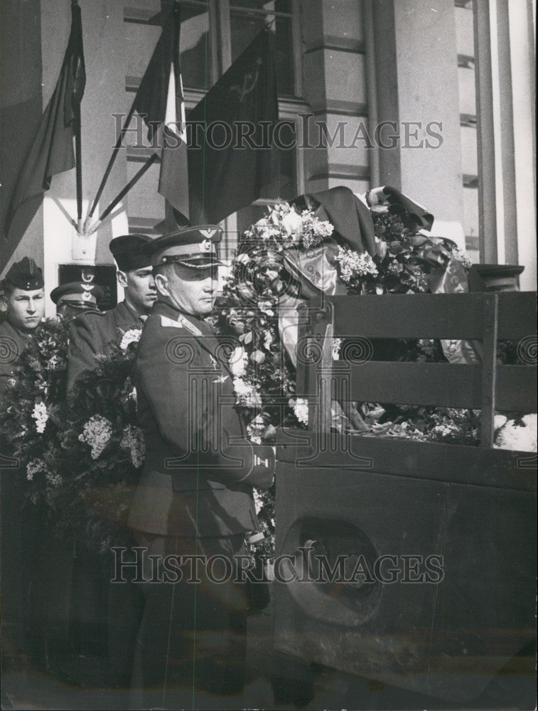 1953, Soviet Officer Delivers Coffins Of French Dead In Berlin - Historic Images