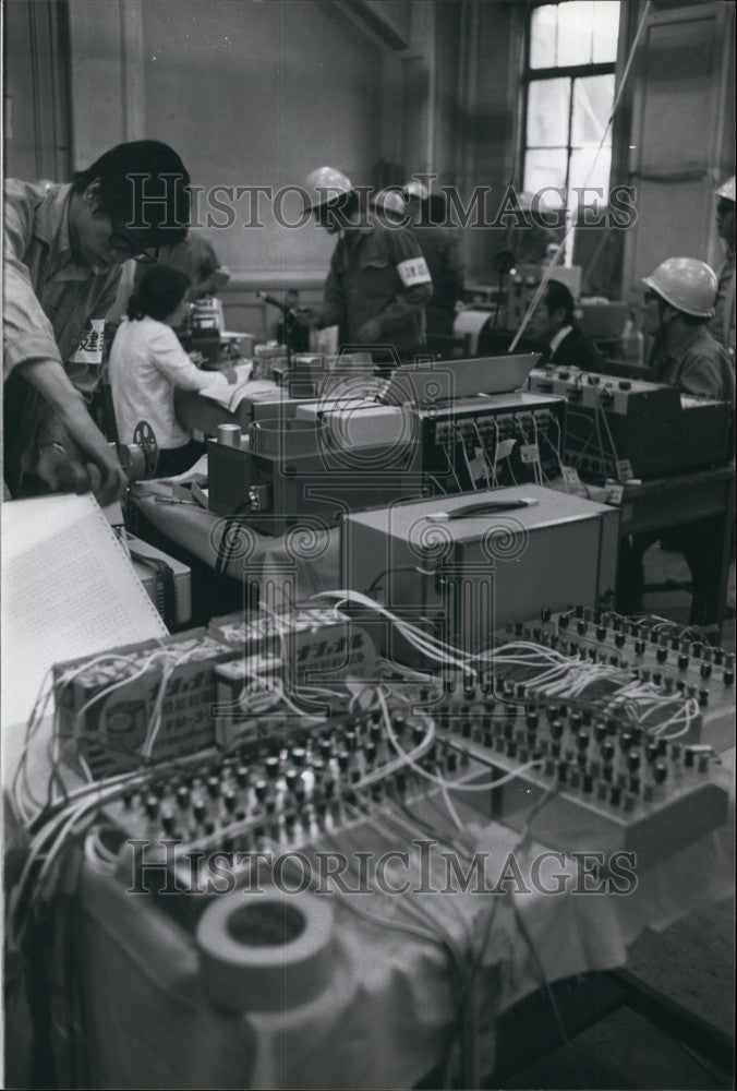 Press Photo Soldiers in Control Room on Radios - Historic Images