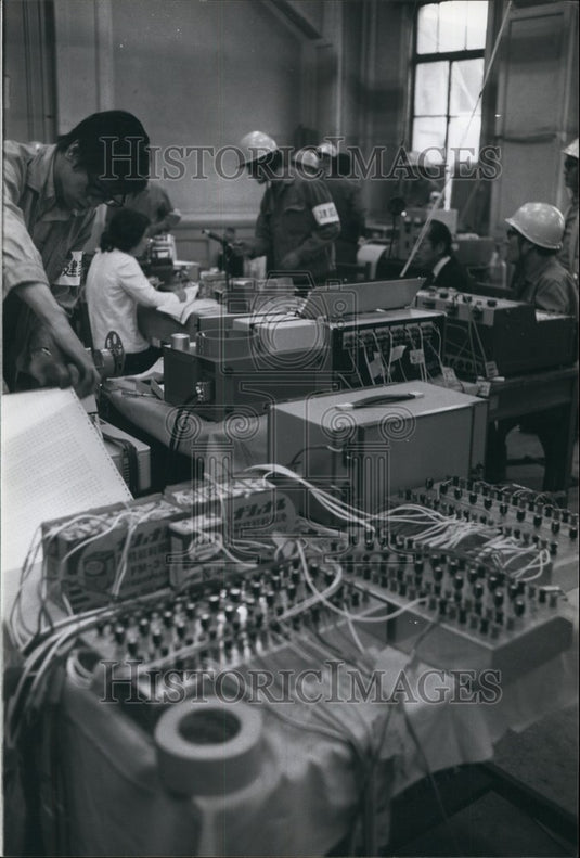 Press Photo Soldiers in Control Room on Radios - Historic Images