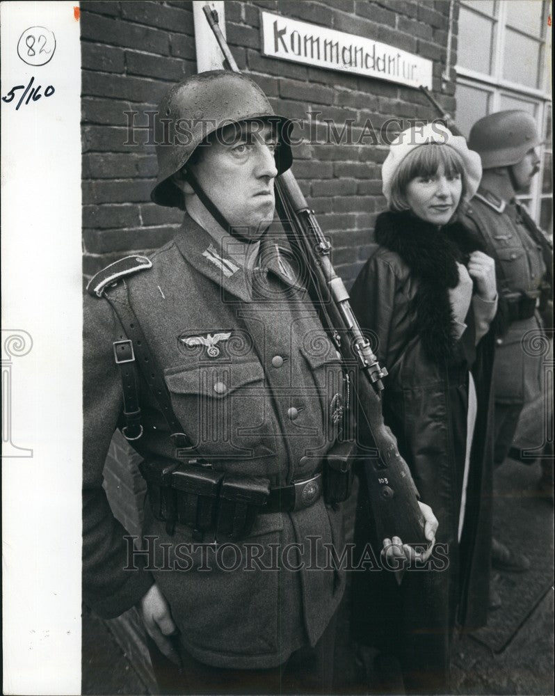 Press Photo &quot;Butlitz&quot; staff actors - holiday of suffering - KSB65191-Historic Images