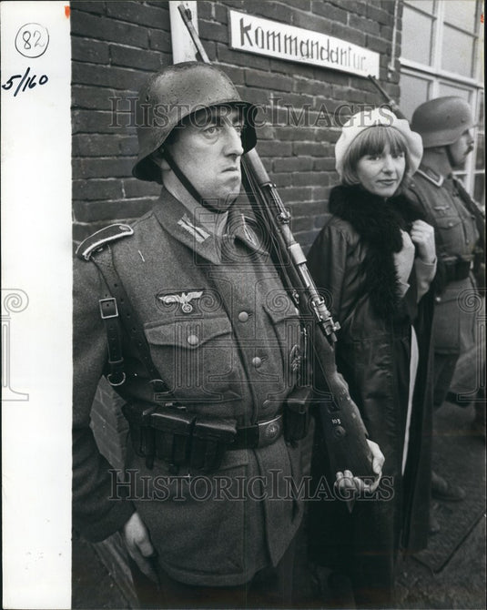 Press Photo "Butlitz" staff actors - holiday of suffering - KSB65191-Historic Images