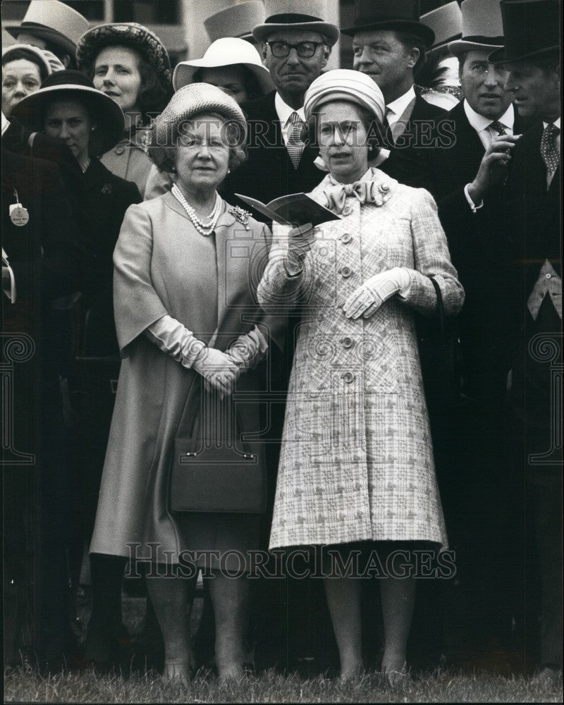 1976 Press Photo Queen At Epsom To See Piggott Win The Derby On Empery-Historic Images