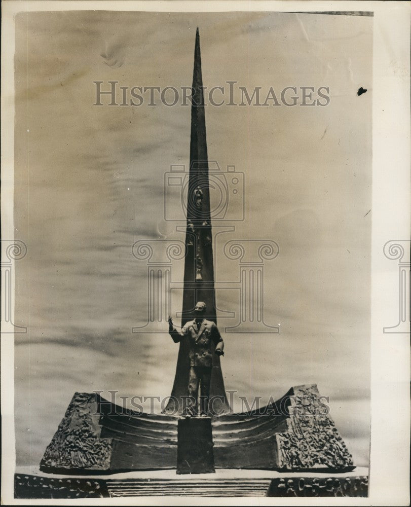 1955, De Gasperi Memorial Completed by Italian Sculptor Antonio Bert - Historic Images
