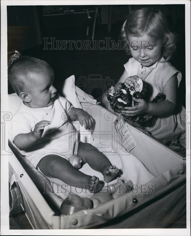 Press Photo Child &amp; Baby - Historic Images