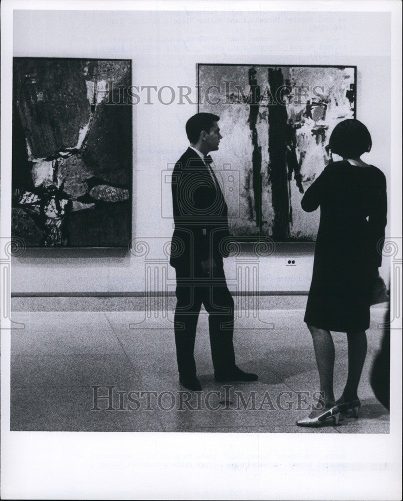 Press Photo Modeern art  in "Great Hal" - Historic Images