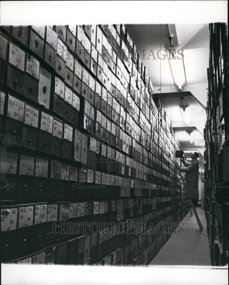 Press Photo P.A. Files at general registry include information on Criminal cases - Historic Images