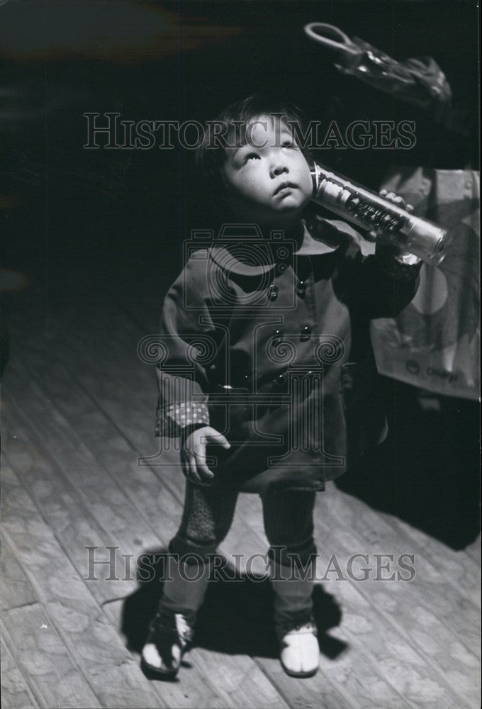 Press Photo small Japanese visitor to Expo to Expo&#39;70 uses a special amplifier - Historic Images