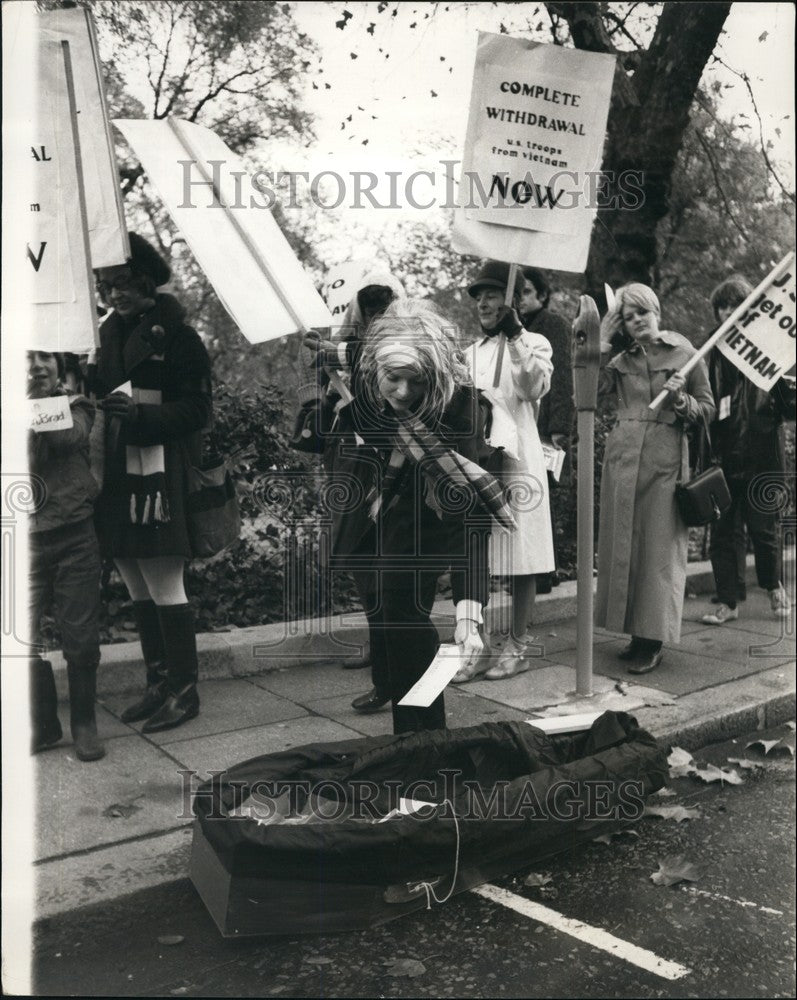 1969 Press Photo anti-war protesters at American Embassy in London - KSB65733 - Historic Images