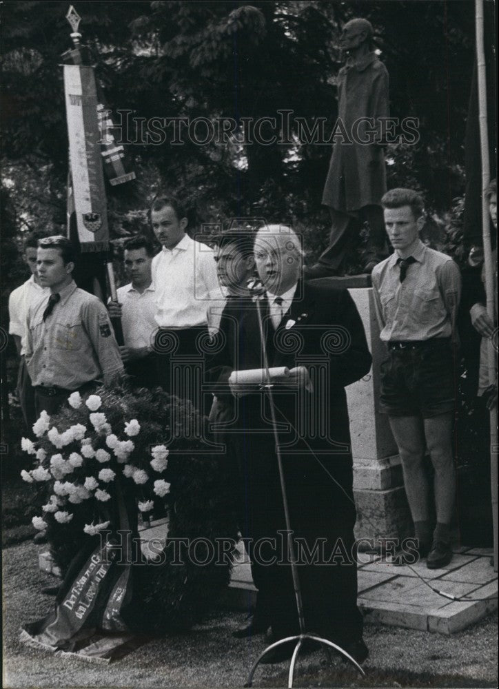 1960 Doctor Seebohm German Federal Minister Transport Dachu Camp - Historic Images