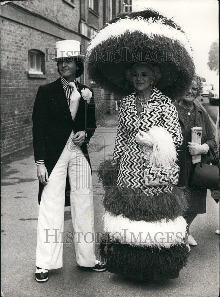 1973 Press Photo Gertrude Shilling Red White Blue Ostrich Feather Dress David - Historic Images