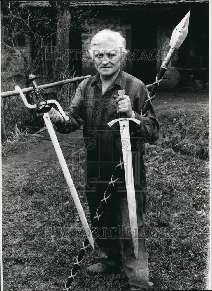 Press Photo Smithy Ludwig Fehrenbach Holding Swords Arm Forge - KSB65783 - Historic Images