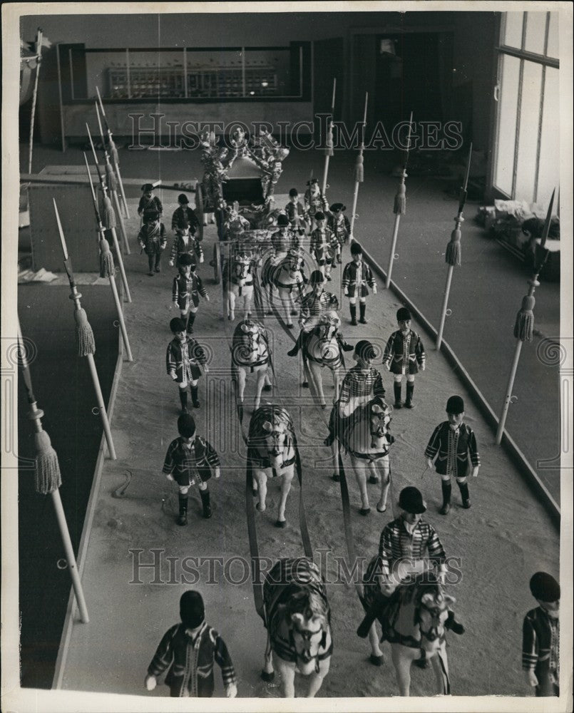 1953 Miniature Replica of coronation parade on show in Berlin - Historic Images