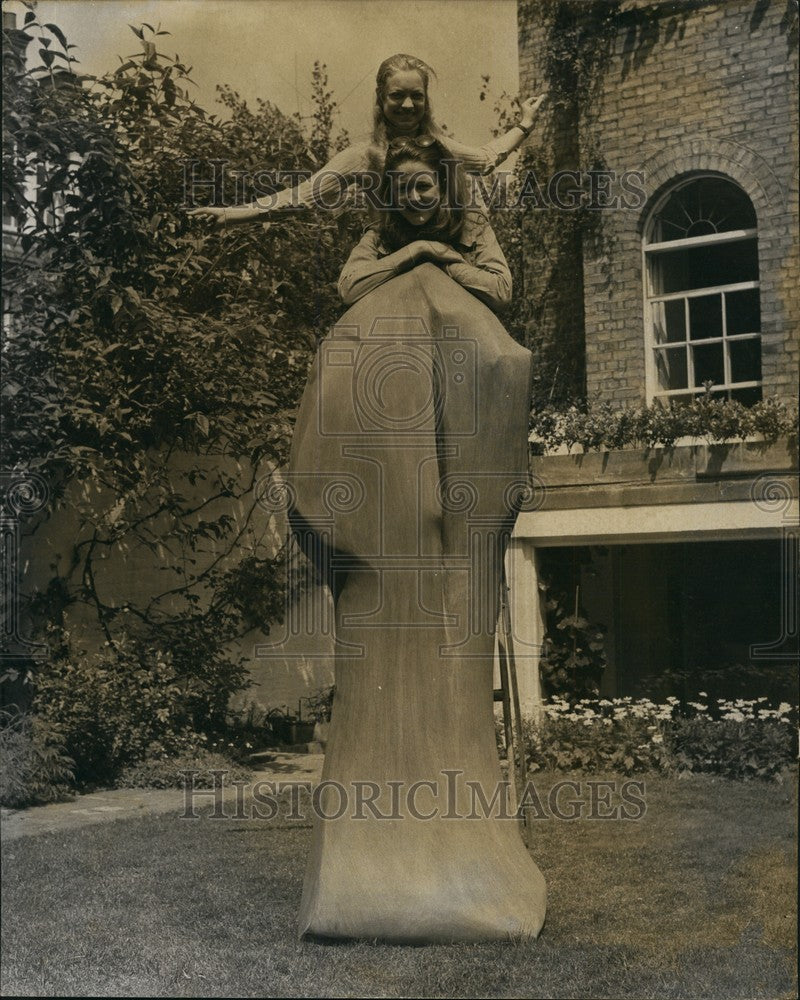 1968 Press Photo Unusual setting for first exhibition here of Robert Helsmoortel-Historic Images