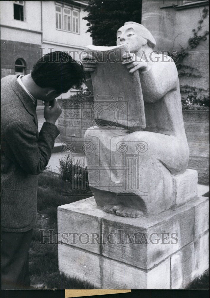 1960 Press Photo News-reader memorial - Historic Images