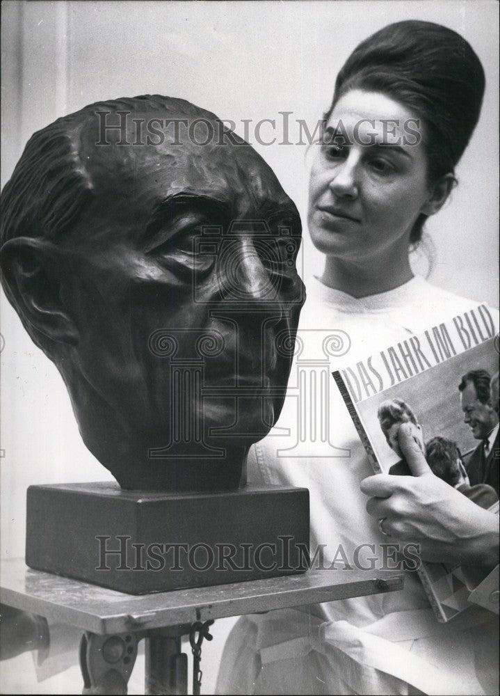 1965 Press Photo  Aloise Engelhardt-Jester, a portrait sculptor in Frankfurt - Historic Images