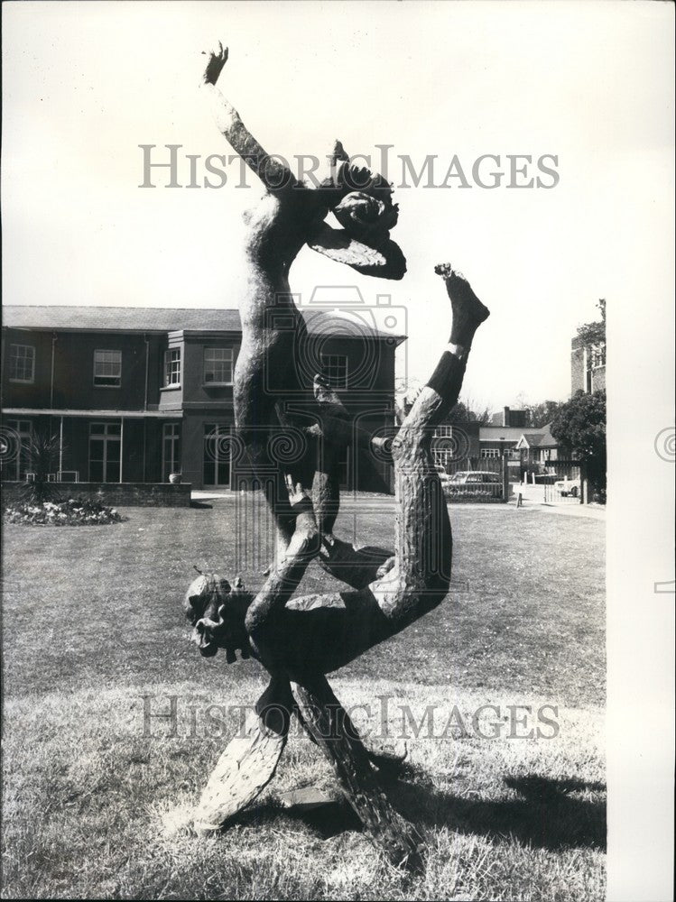 Press Photo Erotic Sculpture Holland Park Made By Lucette Cartwrights - Historic Images