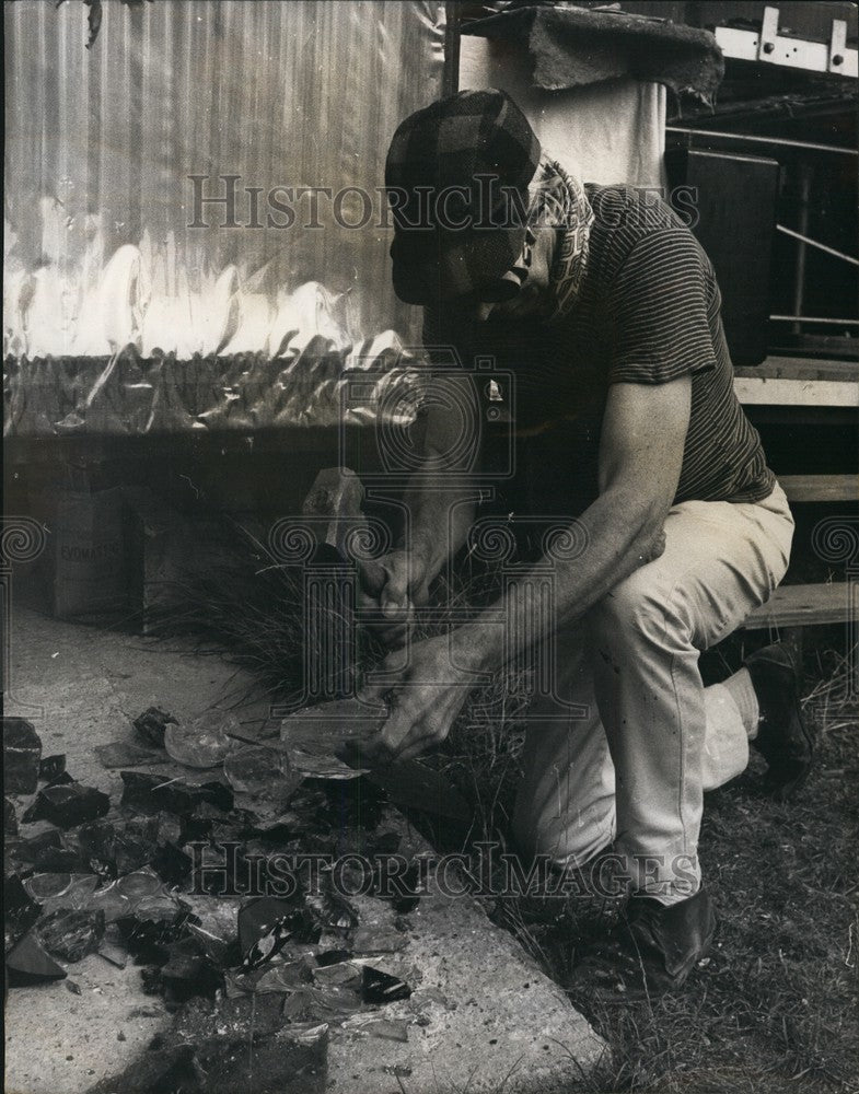 1967 Press Photo Sculptor Bainbridge Copnail Breaking Up The Glass With A Hamme-Historic Images