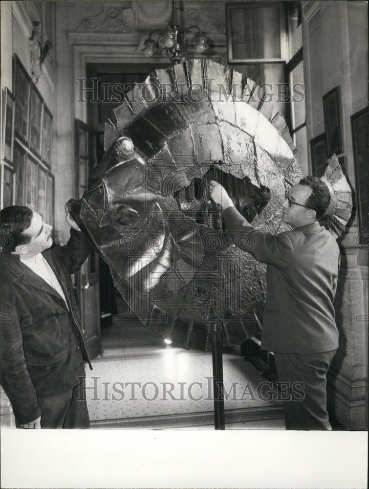 1964 Press Photo Paris 3rdDistrict Townhall Shows A Fish By Mr Claveret-Metal Ar-Historic Images