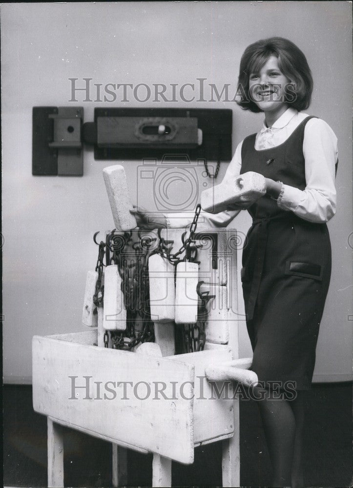 1964 Press Photo Artist Mark Prusse&#39;s Sculpture Smells Of Seaweed And Tar - Historic Images