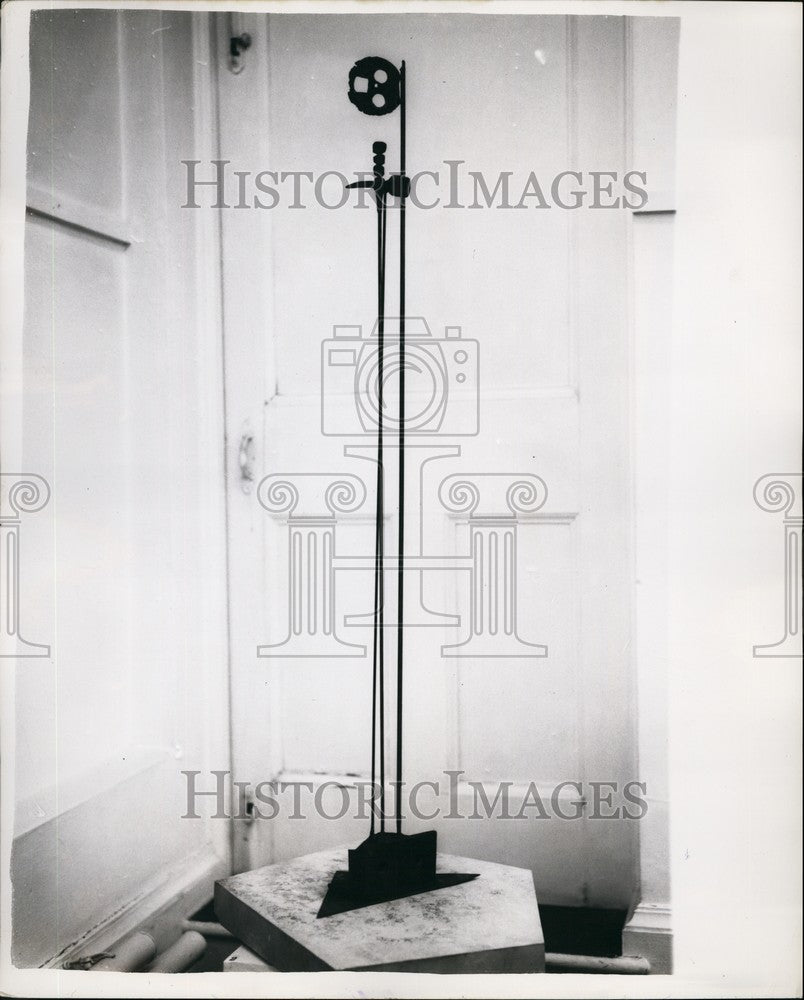 1958 Press Photo Signal 1956 in forged iron, by the Greek Born sculptor, Takis - Historic Images