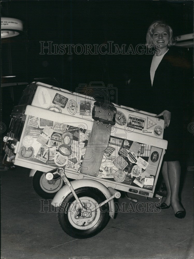 1964 Press Photo Sculptor Tina Toscana Moving Her Cases With Tags Labels - Historic Images